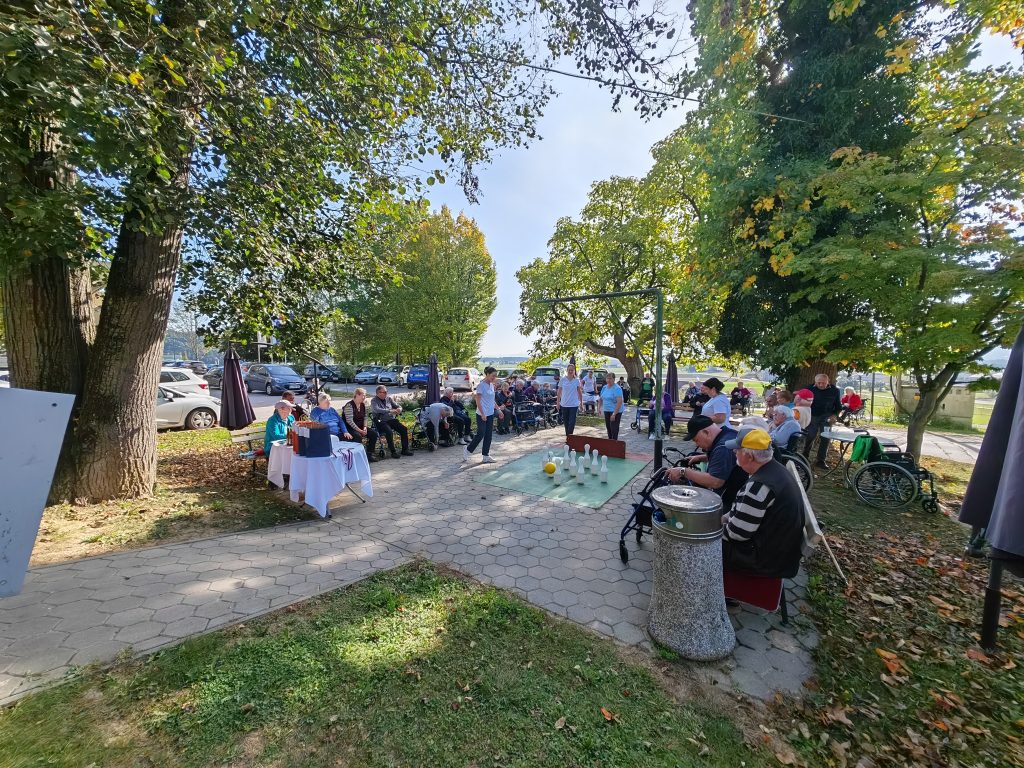 Keglanje pred domom.