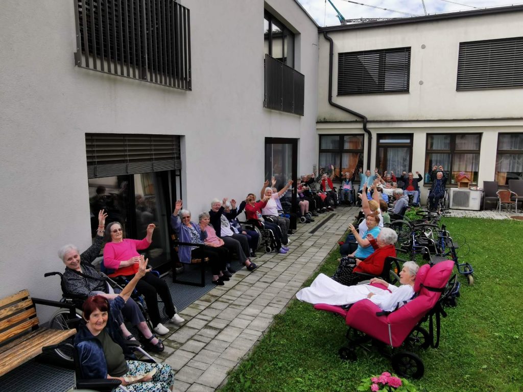 Stanovalci DU Polzela pred domom na vodeni vadbi.